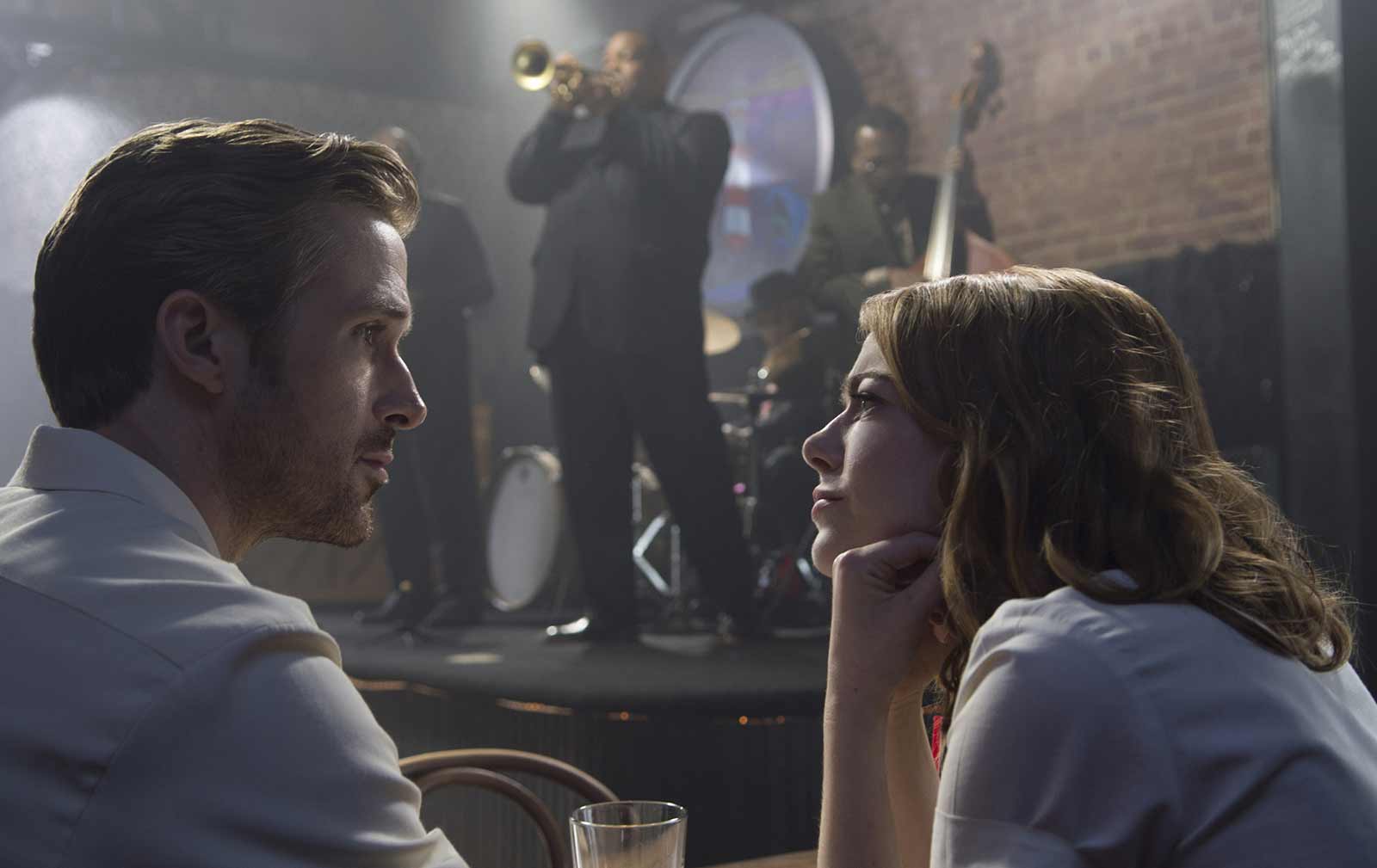 An image of Ryan Gosling and Emma Stone talking in a jazz bar.